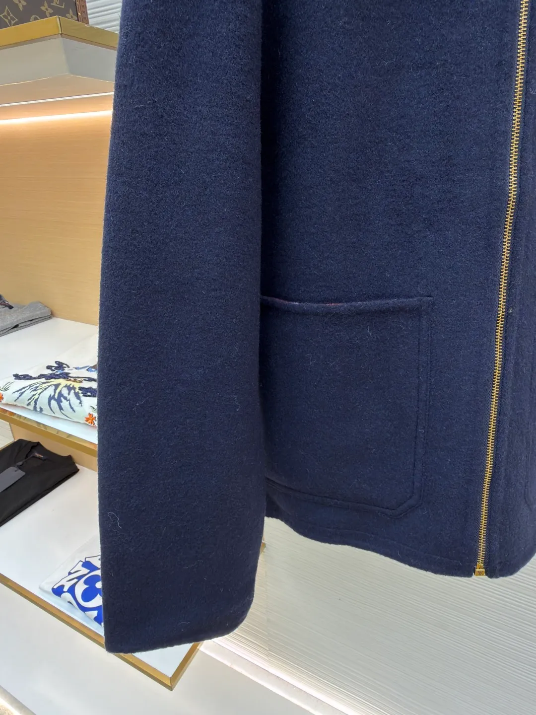 LOUIS VUITTON double-sided workwear wool jacket ●Original version: purchased and developed for 30,000 ●Item number: 1682367-E65 ●Fabric: sheep wool fabric ●Technology: jacquard production ●Color: red and blue ●Version: fitted version ●Weight: about 925 grams ●Size: 44-46-48-50 ●Description: Customized luxurious and soft double-woven high-density cashmere silk cloth (sheep wool content is up to 90%) Rough but soft, solid and fluffy, like clouds wrapped in the warm winter sun, using a color rebellion to redefine the luxury logic of double-wearing. On the one hand, there is untamed fantasy. Red and blue tear wild tension on the wool fabric. The Monogram presbyopia is disassembled and reorganized, allowing the century-old totem to continue to burn in the contemporary context. On the other hand, it is plain ambition. Only a metal LV logo is embellished on the breast pocket. With a crisp silhouette and delicate texture, it silently declares that luxury never needs to be printed all over. The aura is as broad as the territory. There is no need to change clothes. Turning is the ritual from battlefield to feast. The sense of luxury exudes from the inside out. The style is never shackles. Fabric jacquard technology: By weaving a full-width Monogram jacquard texture on the surface of the fabric, the interweaving method of warp and weft lines is controlled, and the interweaving density and tension of the yarns are precisely controlled to make it more three-dimensional. Jingyi Double Lip Hidden Check Sewing Bag Process Positioning and tracing - bag opening and cutting - double lip shaping - bag cloth sewing - invisible grid lining - final inspection and ironing. No machine foot intervention in the whole process. Purely manual operation, infrared positioning cutting machine to achieve precise positioning of materials through infrared emitters and infrared receivers. The accuracy can reach the micron level, thereby meeting the effect of high-precision cutting of alignment strips. The overall wiring is straight and delicate, the fabric is comfortable and soft, and the color is consistent without color difference. It can be matched with the same style to create a fashionable look and control various occasions. Customized accessories, complete with three standards, same style for men and women!